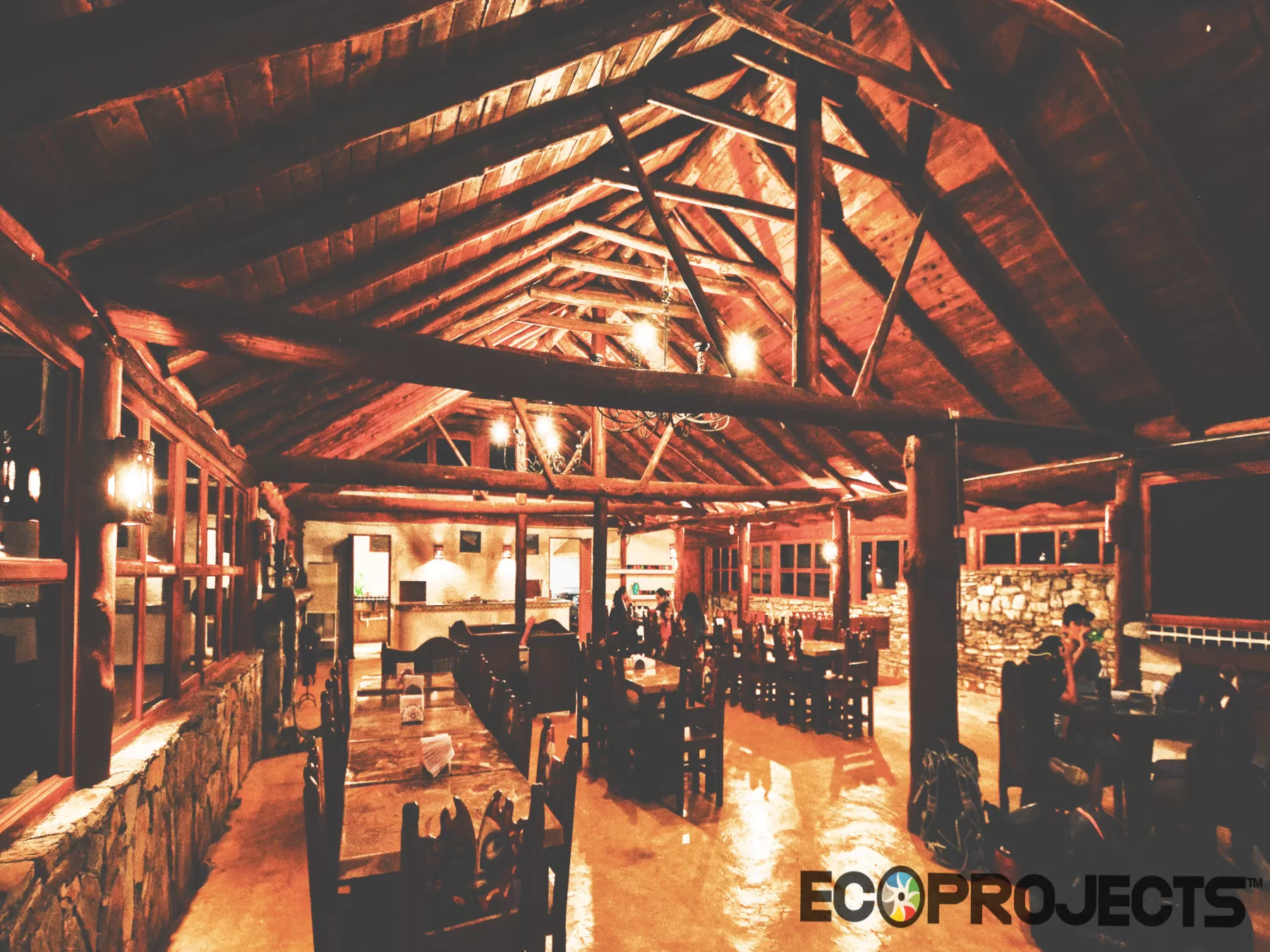 Ecoproparks. Interior de una cabaña con comedor largo.